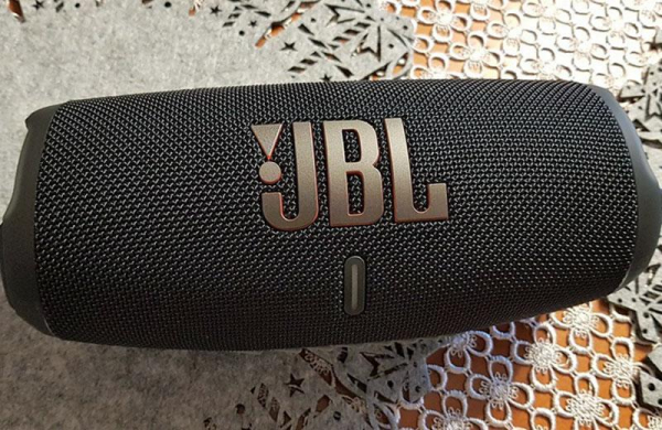 Обзор JBL Charge 5: портативной водонепроницаемой Bluetooth-колонки повербанк