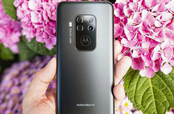 Обзор телефона Motorola One Zoom с четырьмя камерами