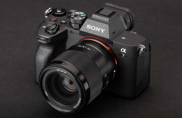 Обзор Sony A7 IV: мощная гибридная камера со скользящим затвором