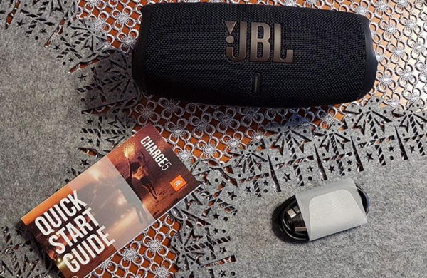 Обзор JBL Charge 5: портативной водонепроницаемой Bluetooth-колонки повербанк