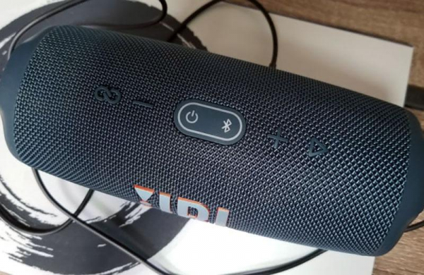 Обзор JBL Charge 5: портативной водонепроницаемой Bluetooth-колонки повербанк