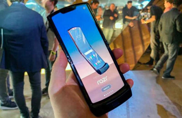 Обзор Motorola Razr 2019: раскладной смартфон будущего