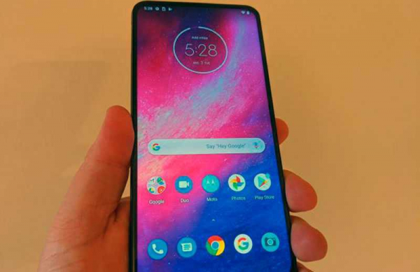 Первый обзор Motorola One Hyper: смартфон со всплывающей камерой и зарядкой 45Вт